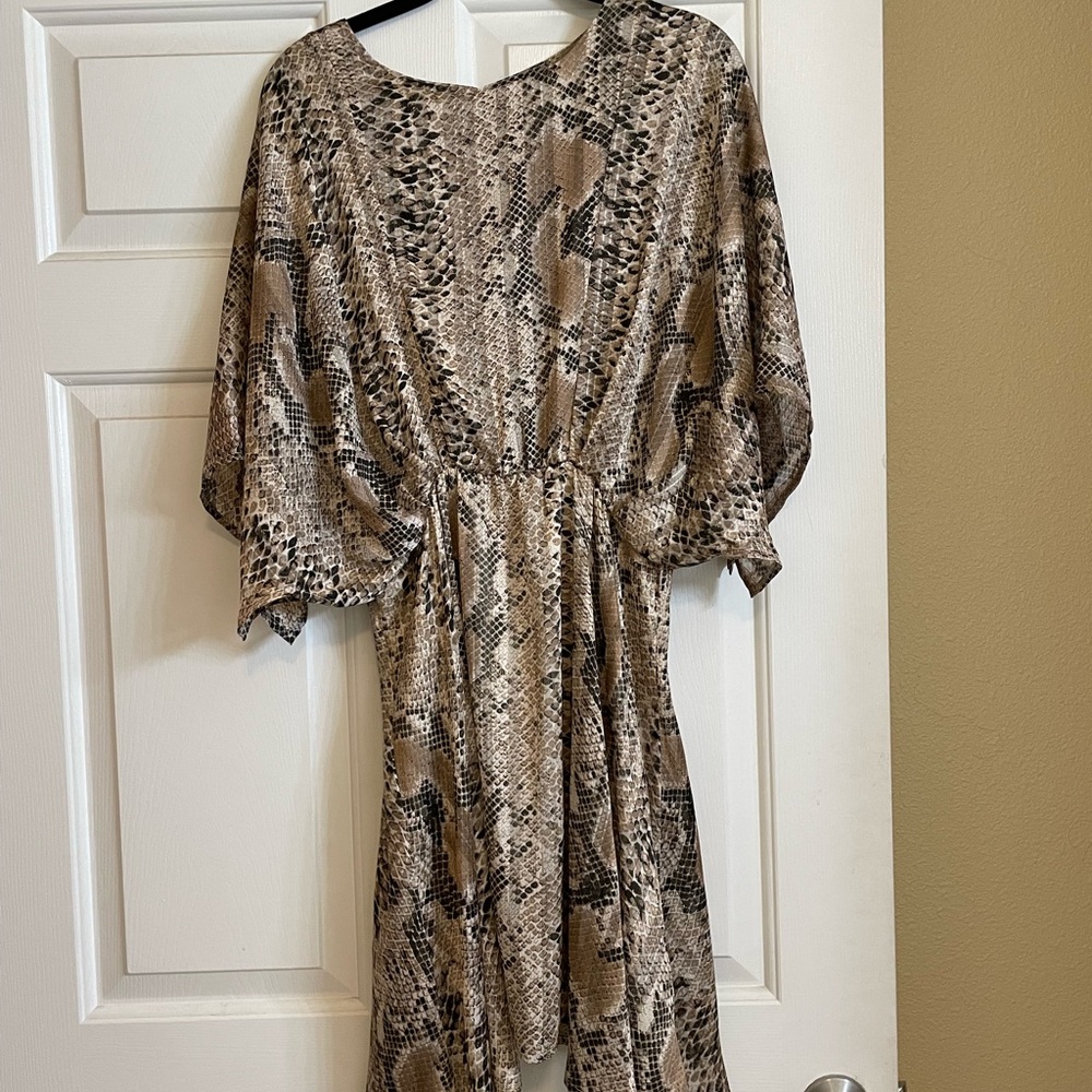 Snake print Flowy dress. Size M. NWT